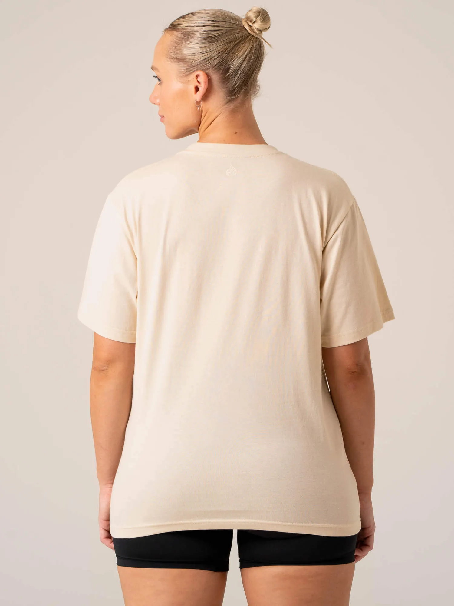 Holiday Outfit Christmas Be Kind T-Shirt - Chalk