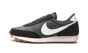 DAYBREAK WMNS "Black / White" Stride Alignment Technology