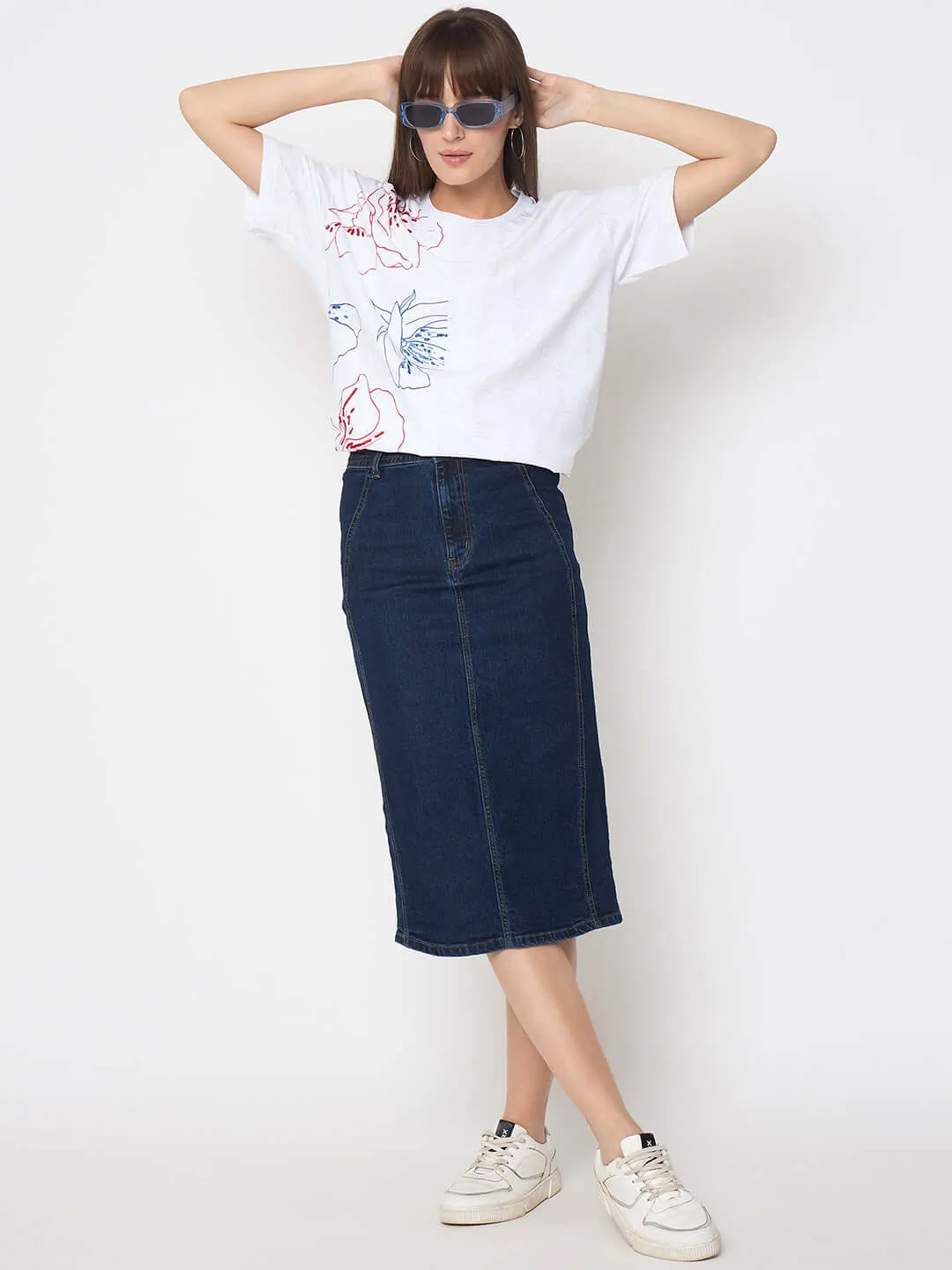 Madame Printed Handwork Detail White Sinker T-shirt Easy-Going Style Light and Fresh