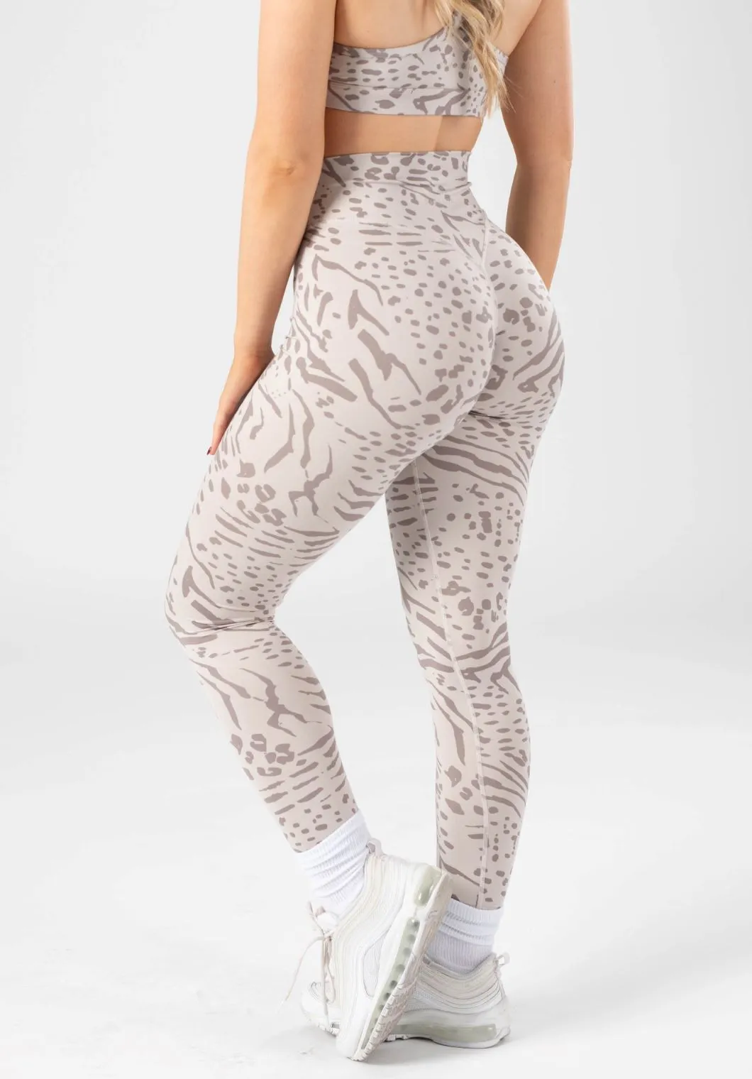 Seamless Design Holiday Outfit Reluna Crossover Sculptseam? Legging Snow Leopard