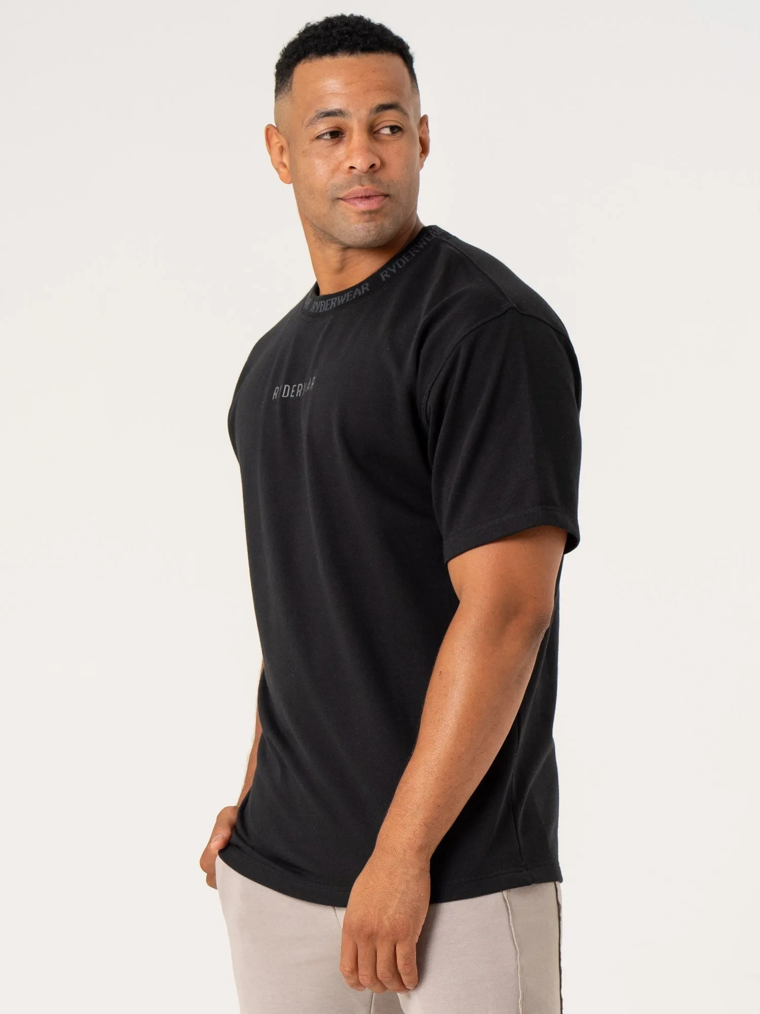 Pursuit Fleece T-Shirt - Black Travel Trend Look TaglessDesign