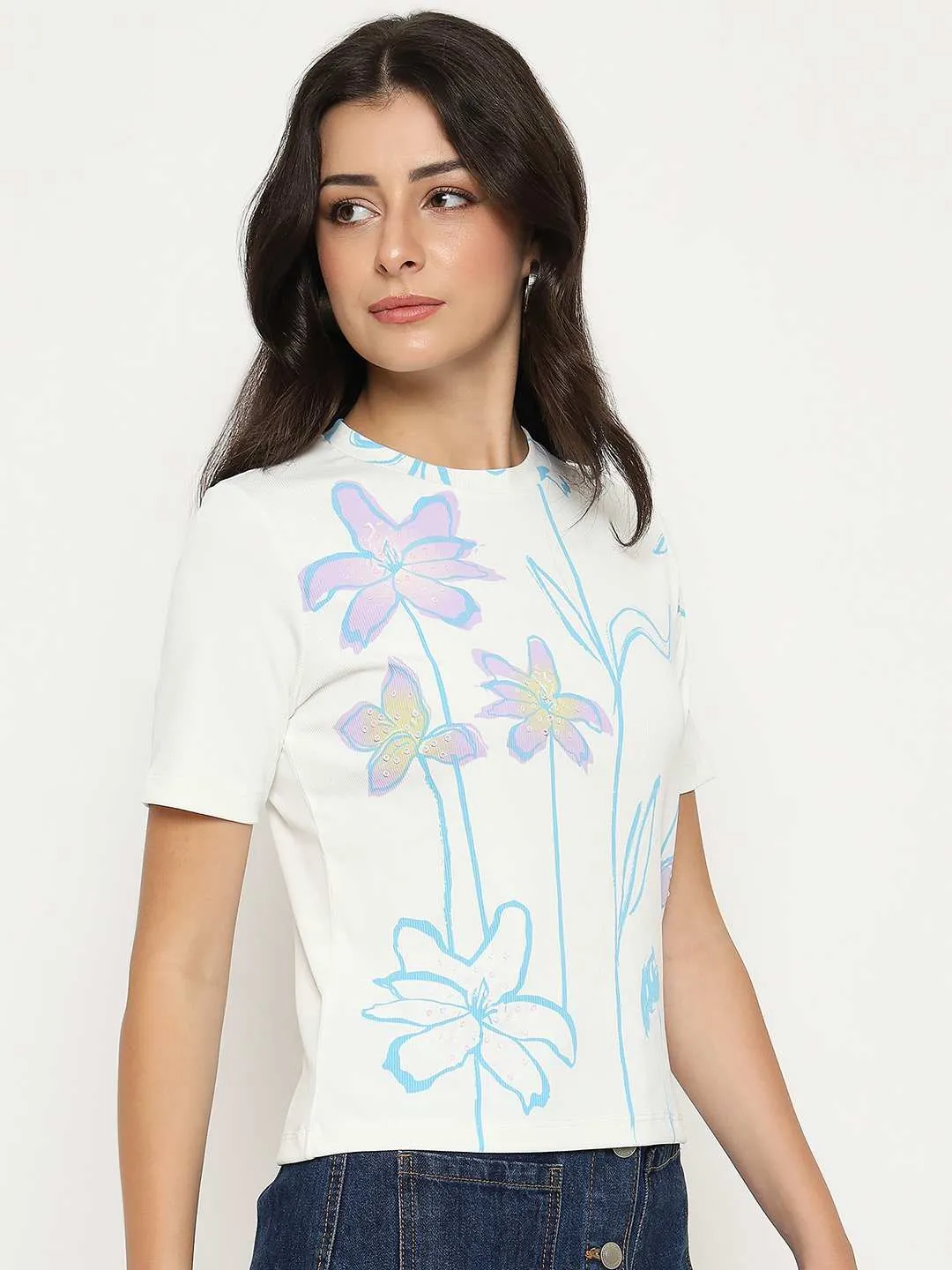 Madame Floral Print Sequin Detailed White T-Shirt Modern and Soft DoubleLayeredCollar