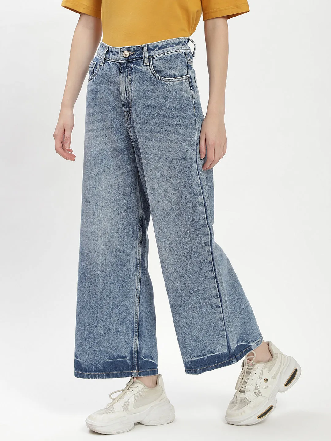 Casual Friday Parent Style Travel Outfit Madame Blue Wide-Leg Cropped Jeans