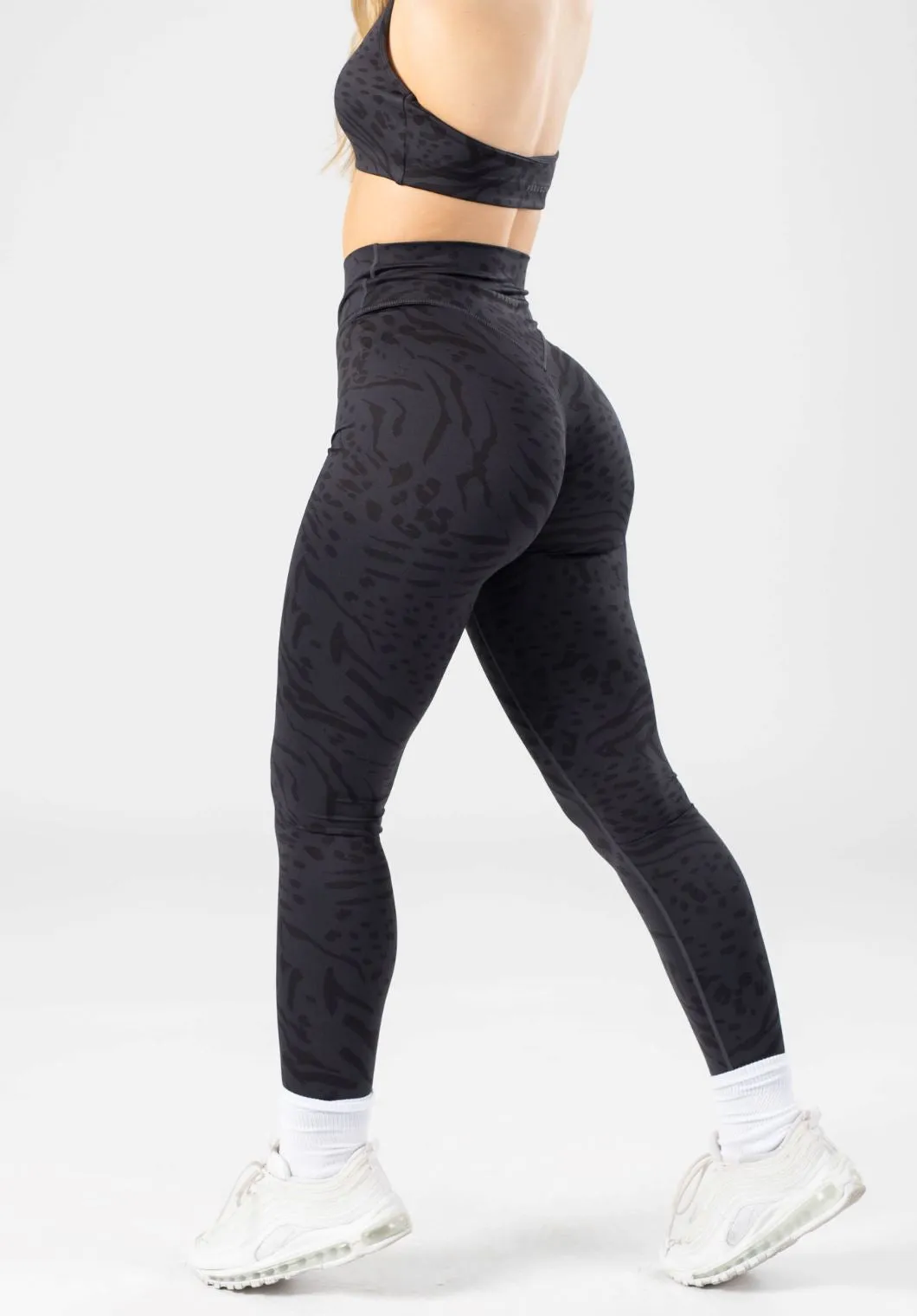 Reluna Crossover Sculptseam? Legging Panther Beginner Level Holiday Outfit