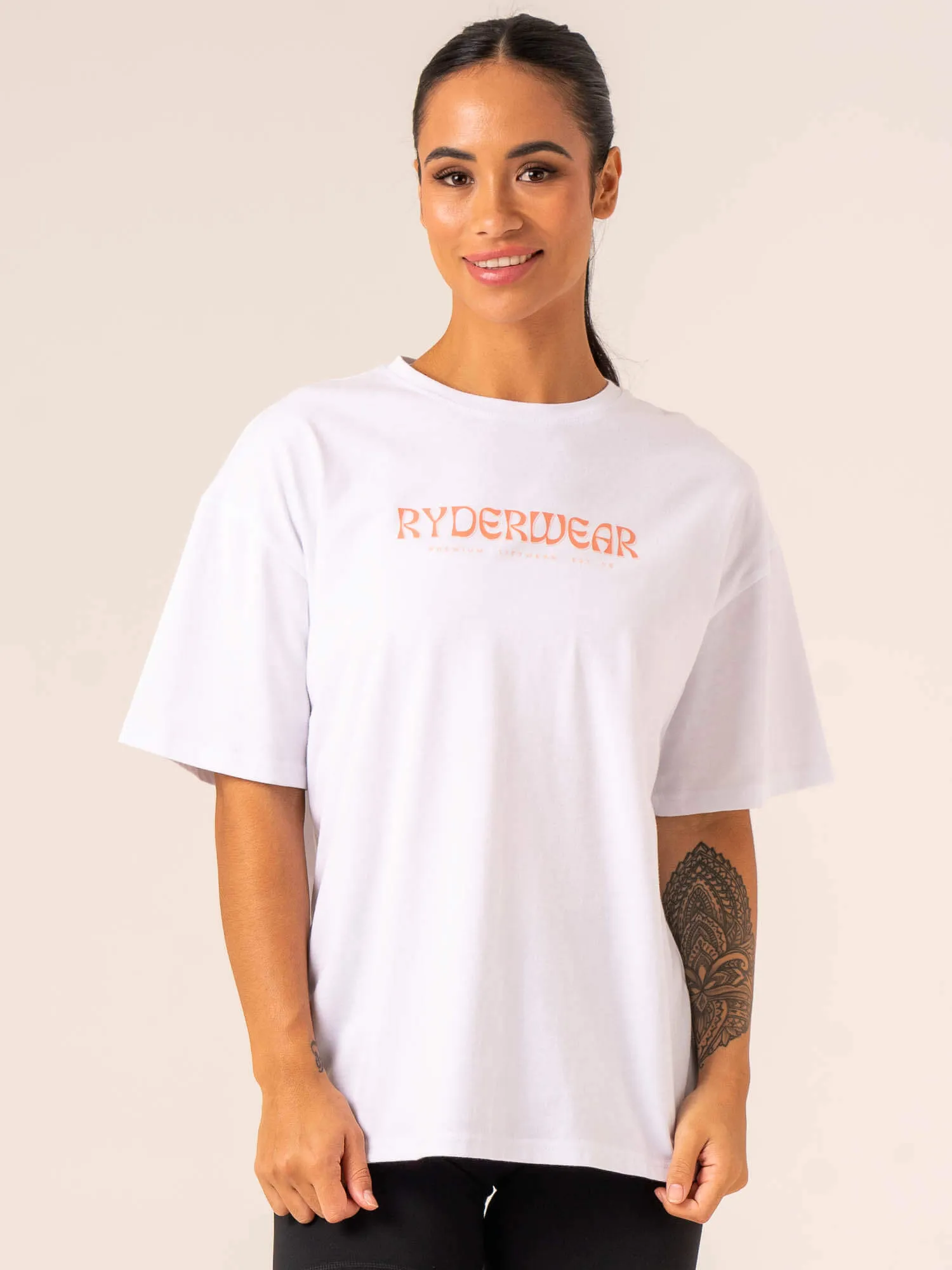 Retro Oversized T-Shirt - White Fashion and Comfort