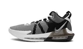 LeBron Witness VII Adaptive Flex Zones Lockdown Heel Support